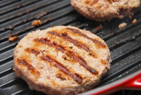 Atenţie ce consumaţi: Carne de cal, în burgerii de vită
